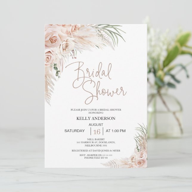Beige Sage Boho Floral Brautparty  Einladung (Stehend Vorderseite)