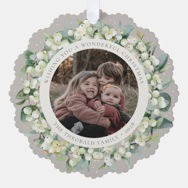 Beige Schneebeere+Eukalyptus Weihnachtskranz Foto Ornament Karte (Vorderseite)