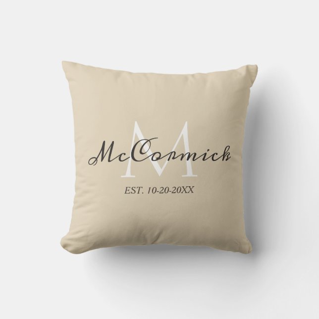 Beige Skript-Monogramm-Familie personalisiert Kissen (Vorderseite)