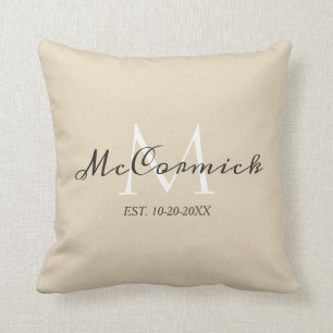 Beige Skript-Monogramm-Familie personalisiert Kissen