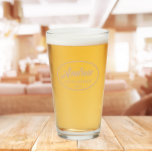 Beige Stilisierte Hochzeitsstiftung Trauzeuge Name Glas<br><div class="desc">Bierglas für den Trauzeuge,  der seinen Namen in einer trendigen Beige-Farbe druckt,  stilisierte Schrift in einem beigen ovalen Rahmen mit Beige und Hochzeitstag. Eine tolle Party-Angebotsidee für eine Bachelor-Party! Personalisieren Sie Ihr Bierglas,  indem Sie den Namen und das Datum mit Ihrem eigenen ersetzen. Erhältlich in vielen beliebten Hochzeitsfarben.</div>