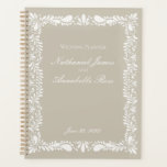 Beige Talavera Tile Spanish Fiesta Blumenhochzeit Planer<br><div class="desc">Alle Lieben ein Fest! Diese Sammlung ist eine neutrale Mischung aus Eleganz und kulturellem Erbe, inspiriert durch die traditionellen mexikanischen Talavera Fliesen Muster. Die zarte beige Blumengrenze strahlt Eleganz und eine Touch feierlichen Charmes aus und eignet sich ideal für Ihre inspirierte spanische oder mexikanische Feier. Egal ob Sie ein großes...</div>