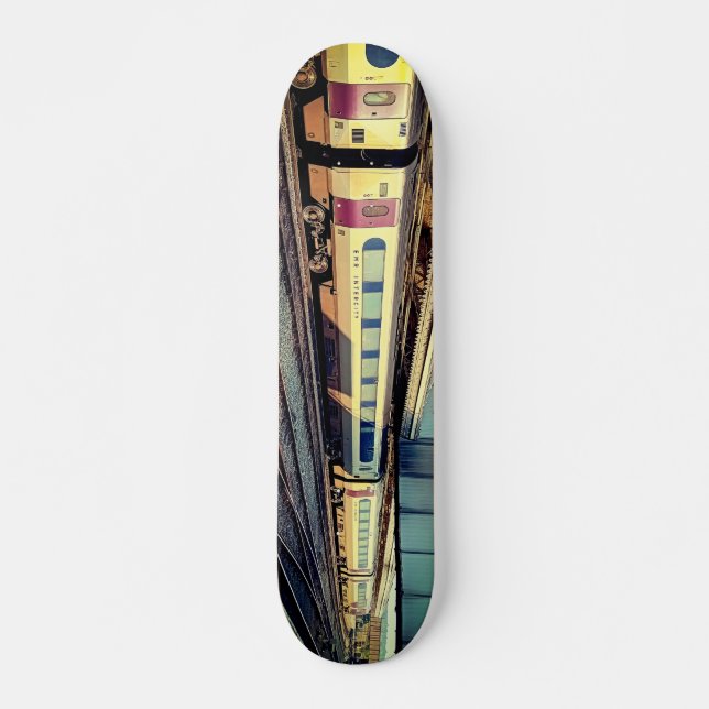 Beige- und Marobahn Skateboard (Vorne)