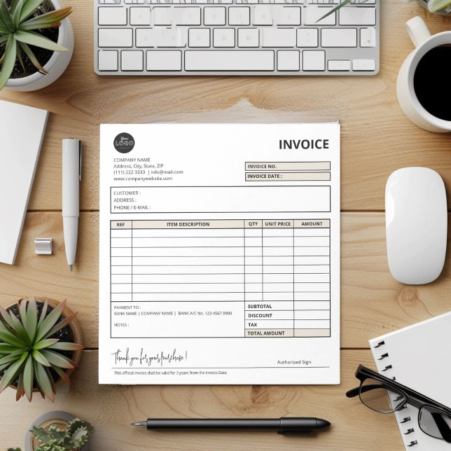 Beige Vorlage für Minimalistische Rechnungen für k Notizblock (Beige Minimalist Small Business Invoice Template Notepad desk top mock up)