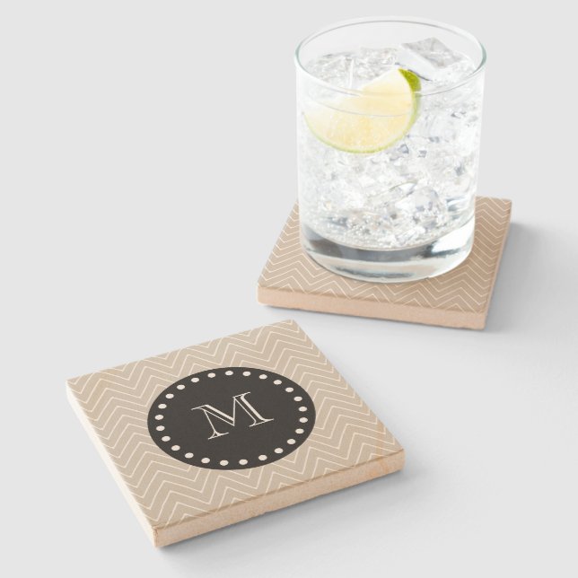 Beige Zickzack schwarzes Monogramm des Muster-| Steinuntersetzer (Seitenansicht)