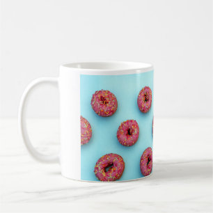 beignets saupoudrés sur beignets bleu rose tasse