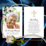 Beileid Pink Blue Rose Blumengeflecht Foto Gebetsk<br><div class="desc">Verleih der Familie und Freunden diese elegante Christliche Beileid-Beerdigung-Gedenkkarte im Gedenken an deinen Lieben. Dieses Design verfügt über ein Foto an der Vorderseite, das von handbemalten, rosa und blauen Rose mit Aquarellfarben und Grünpflanzen umgeben ist. Unter dem Foto, in schwarzem Skript, sind die Worte "In Loving Memory" mit einem Namen...</div>