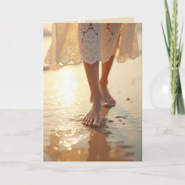 Beileid Woman Walking auf dem weißen Sandstrand Karte (Vorderseite)