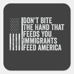 Beiß nicht die Hand, die dir Amerikaner Füttre Quadratischer Aufkleber