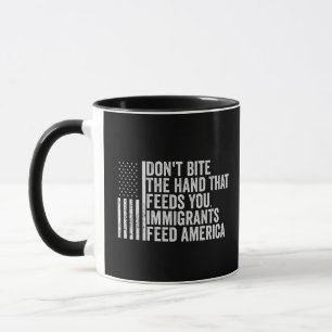 Beiß nicht die Hand, die dir Amerikaner Füttre Tasse