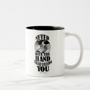 Beißen Sie nie diese Hand Zweifarbige Tasse