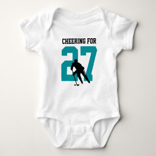 Bejubeln der Aquamarinen Hockey-Spielernummer Baby Strampler