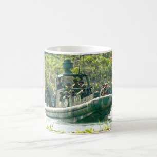 BEKÄMPFUNG DES PERSONALS IN DEN USA KAFFEETASSE