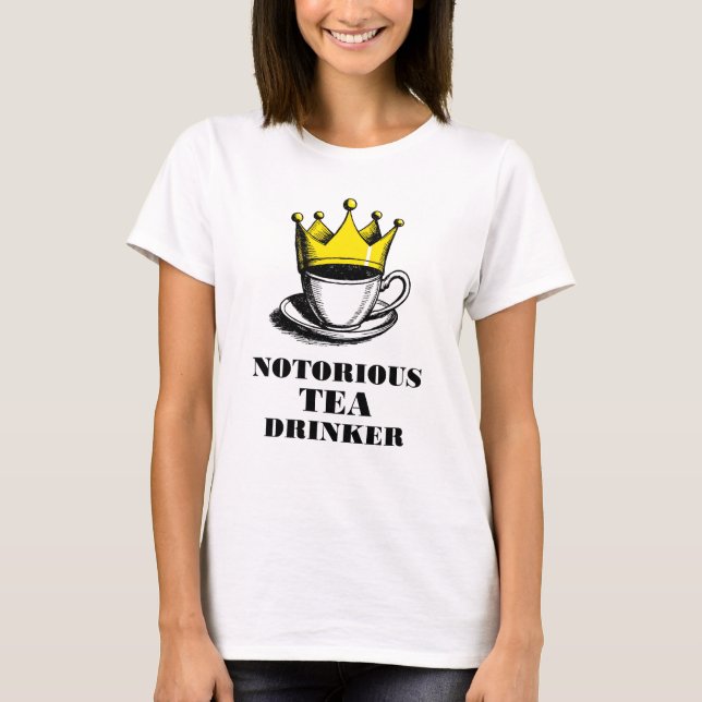 Bekannter Tea Drinker Royal Tea Cup in einer Krone T-Shirt (Vorderseite)