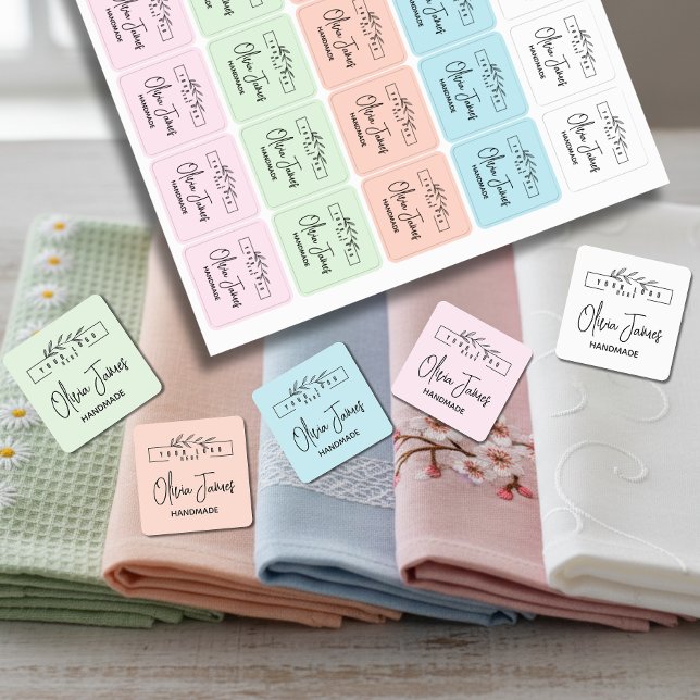 Bekleidung mit Logo und quadratischem Text Etiketten (Von Creator hochgeladen)