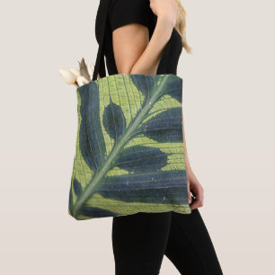 Belaubte grüne Tasche mit Blume auf Rückseite