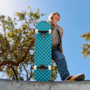 Belebendes Teal- und Türkis-Schachbrettmuster Skateboard