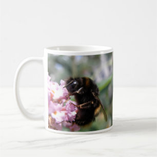 Belebte Tasse von Hummeln und rosa Blume