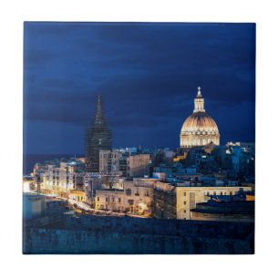 Beleuchtet in der Nacht Valletta Altstadt und Hafe Fliese