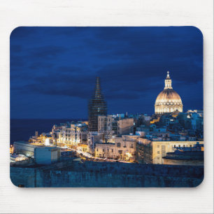Beleuchtet in der Nacht Valletta Altstadt und Hafe Mousepad