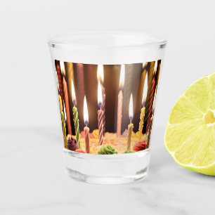 Beleuchtete Wünsche: Glühende Kerzen Tageskuchen Schnapsglas