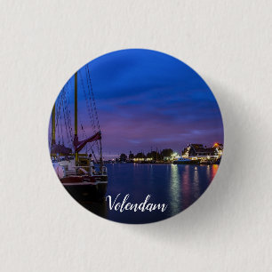 Beleuchteter Volendam-Hafen nachts Button