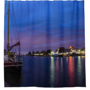 Beleuchteter Volendam-Hafen nachts Duschvorhang