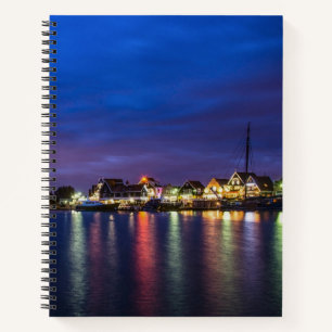 Beleuchteter Volendam-Hafen nachts Notizbuch