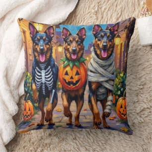 Belgische Schäferhunde beim Halloween-Süßigkeiten- Kissen
