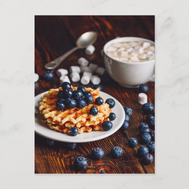 Belgische Waffeln mit Heidelbeere und heißer Schok Postkarte (Vorderseite)