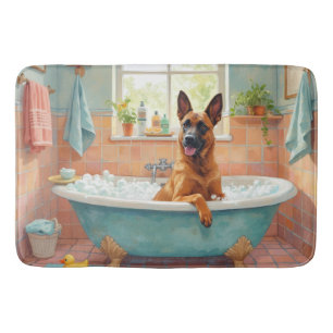 Belgischer Malinois beim Baden, stilvolle Badezimm Badematte