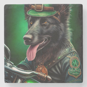 Belgischer Schäferhund fährt Fahrrad am St. Patric Steinuntersetzer