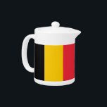 Belgisches Flaggenteapot<br><div class="desc">Fügen Sie Ihren Tee-Ritualen eine Touch belgischen Stolzes hinzu, mit unserem eleganten Teekessel unter der Flagge Belgiens! Dieser Teekessel, der mit Präzision und Stil gestaltet wurde, ist mehr als nur ein funktionaler Gegenstand, er ist ein Feier des reichen belgischen Kulturerbes und des kulturellen Stolzes. Das elegante Design zeigt stolz die...</div>