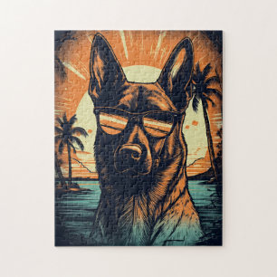 Belgisches Malinois an einem tropischen Strand bei