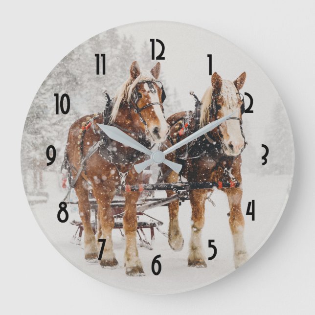 Belgisches Pferdeteam Wintery Weihnachtszene Große Wanduhr (Vorderseite)