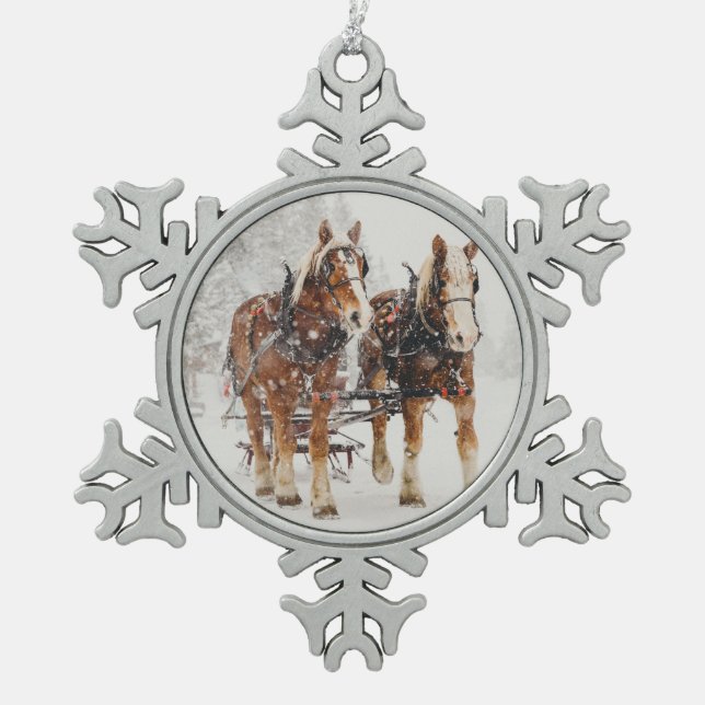 Belgisches Pferdeteam Wintery Weihnachtszene Schneeflocken Zinn-Ornament (Vorderseite)