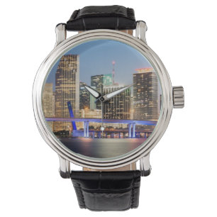 Belichtete Skyline von im Stadtzentrum gelegenem Armbanduhr