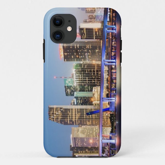 Belichtete Skyline von im Stadtzentrum gelegenem Case-Mate iPhone Hülle (Rückseite)