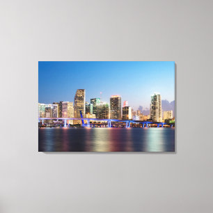 Belichtete Skyline von im Stadtzentrum gelegenem Leinwanddruck