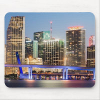 Belichtete Skyline von im Stadtzentrum gelegenem