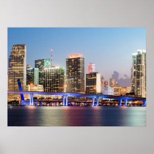 Belichtete Skyline von im Stadtzentrum gelegenem Poster