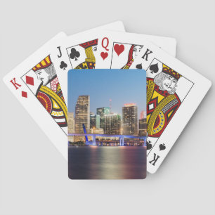 Belichtete Skyline von im Stadtzentrum gelegenem Spielkarten