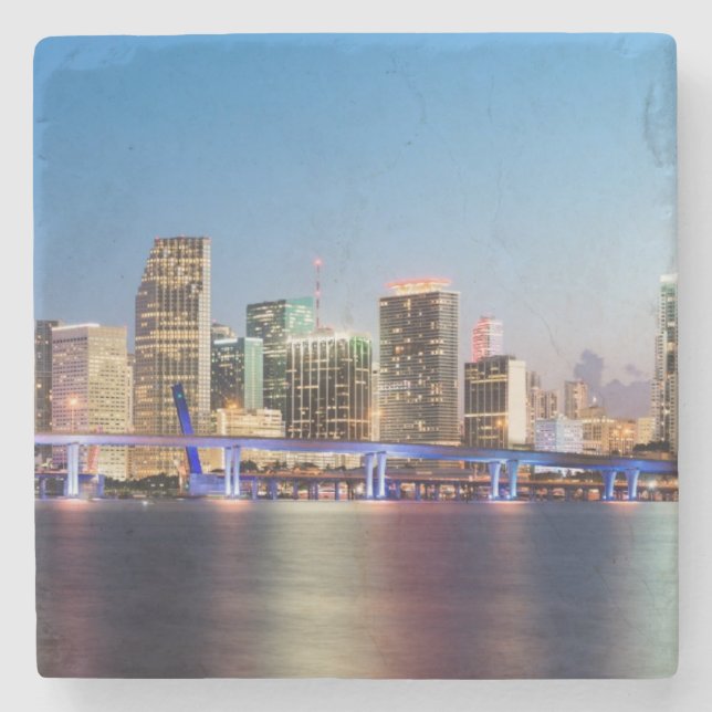 Belichtete Skyline von im Stadtzentrum gelegenem Steinuntersetzer (Vorderseite)
