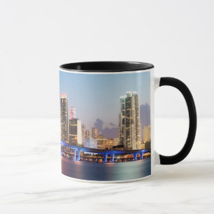 Belichtete Skyline von im Stadtzentrum gelegenem Tasse