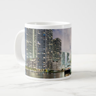 Belichtete Türme in der Miami-Fluss-Ufergegend Jumbo-Tasse