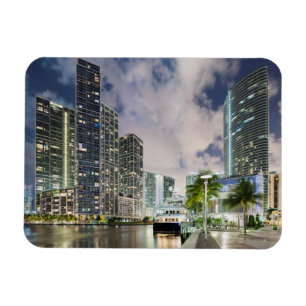 Belichtete Türme in der Miami-Fluss-Ufergegend Magnet