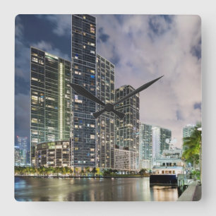 Belichtete Türme in der Miami-Fluss-Ufergegend Quadratische Wanduhr