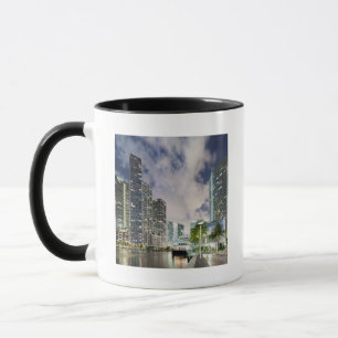 Belichtete Türme in der Miami-Fluss-Ufergegend Tasse