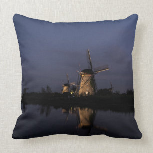 Belichtete Windmühle am blauen Stunden-Wurfskisse Kissen