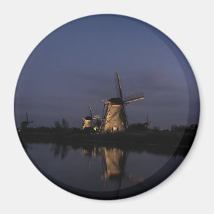 Belichtete Windmühle am runden Magneten der blaue Magnet